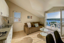 Apartmán typu VMB pro 3–4 osoby, s balkónem s výhledem na moře, Milna, ostrov Brač, Chorvatsko