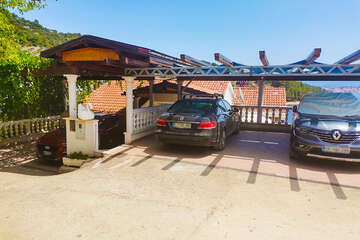 Apartmány Pelargonija - parkování u domu, Mikulina Luka, Korčula, Chorvatsko