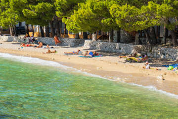 Mobilhome Blato - písčitooblázková pláž před mobilhomy typu "A" - U pláže 1. řada, Živogošće - Blato, Makarská riviéra, Chorvatsko