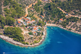 Mikulina Luka - letecký pohled, Vela Luka, ostrov Korčula, Chorvatsko