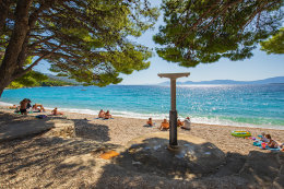 Mobilhome Blato - sprcha na pláži, Živogošće - Blato, Makarská riviéra, Chorvatsko