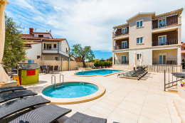 Apartmány Valentina - bazény a lehátka pro ubytované hosty, Fažana, poloostrov Istrie 