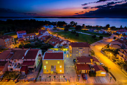 Apartmány Valentina - večerní pohled z dronu, Fažana, poloostrov Istrie 