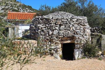 Tradiční kamenná stavba "bunja", robinzonáda Bunja, ostrov Pašman, Chorvatsko