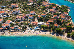 Ražanj - oblázková pláž Varoš - letecký pohled, Šibenická riviéra, Chorvatsko