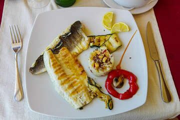 Ražanj - oběd v restaraci, Šibenická riviéra, Chorvatsko