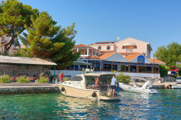 Brodarica - pobřežní promenáda, kotvení pro čluny, Šibenická riviéra, Chorvatsko