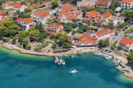 Brodarica - letecký pohled, Šibenická riviéra, Chorvatsko