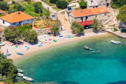 Apartmány Antun - oblázková pláž v zátoce, letecký pohled, ostrov Hvar, Chorvatsko