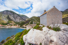 Trstenik - kaple Sv. Michala, poloostrov Pelješac, Chorvatsko