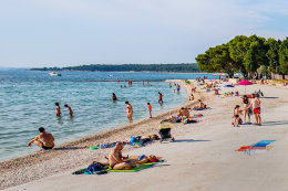 Fažana - oblázková pláž San Lorenzo, Istrie, Chorvatsko