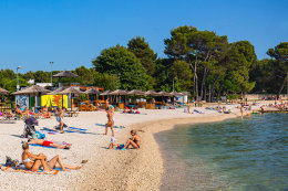 Fažana - oblázková pláž San Lorenzo, Istrie, Chorvatsko
