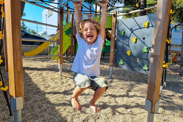 Mandre - dětské hřiště v borovém lesíku nad přístavem, ostrov Pag, Chorvatsko