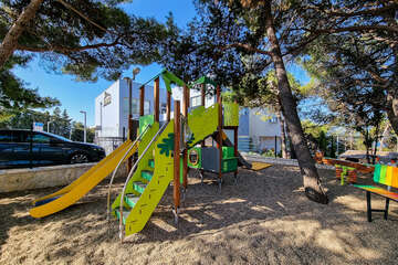 Apartmány Mandre 12, dětské hřiště v borovém lesíku nad přístavem - 250 m od domu, ostrov Pag, Chorvatsko