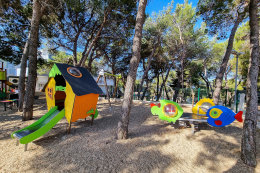 Apartmány Aranka, dětské hřiště v borovém lesíku nad přístavem - 250 m od domu, ostrov Pag, Chorvatsko