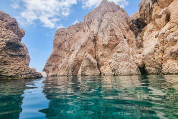 Skaliska u mořské jeskyně, lodní výlet Pažským zálivem, ostrov Pag, Chorvatsko