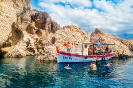 Skaliska u mořské jeskyně, lodní výlet Pažským zálivem, ostrov Pag, Chorvatsko