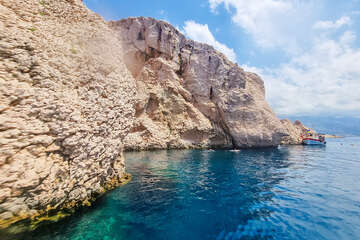 Skaliska u mořské jeskyně, lodní výlet Pažským zálivem, ostrov Pag, Chorvatsko