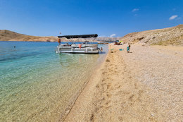 Písčitooblázková pláž Malin, lodní výlet Pažským zálivem, ostrov Pag, Chorvatsko