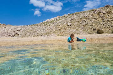 Písčitooblázková pláž Malin, lodní výlet Pažským zálivem, ostrov Pag, Chorvatsko
