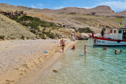 Písčitooblázková pláž Malin, lodní výlet Pažským zálivem, ostrov Pag, Chorvatsko