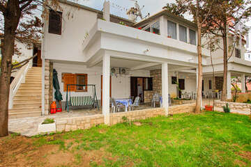 Apartmány Pag 11 - zadní strana domu se zahradou, město Pag, ostrov Pag, Chorvatsko