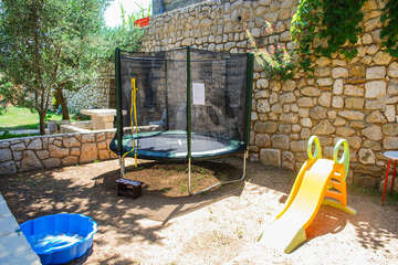 Apartmány Pag 11 - trampolína u domu, město Pag, ostrov Pag, Chorvatsko