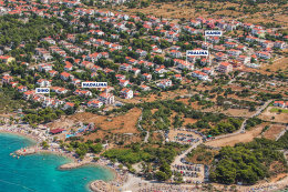 Punat - pláže, letecký pohled, ostrov Krk, Chorvatsko