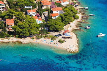Maslinica - letecký pohled, ostrov Šolta, Chorvatsko
