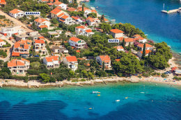 Maslinica - letecký pohled, ostrov Šolta, Chorvatsko