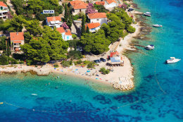 Maslinica - letecký pohled, ostrov Šolta, Chorvatsko