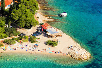 Maslinica - letecký pohled, ostrov Šolta, Chorvatsko