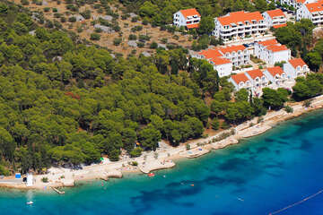 Letovisko Milna - letecký pohled, ostrov Brač, Chorvatsko