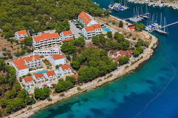 Letovisko Milna - letecký pohled, ostrov Brač, Chorvatsko