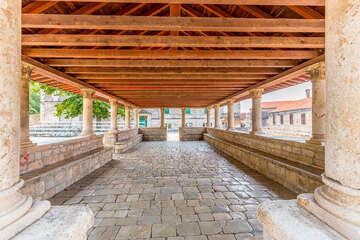 Blato - arkády u kostela Všech svatých ze 17.st., ostrov Korčula, Chorvatsko