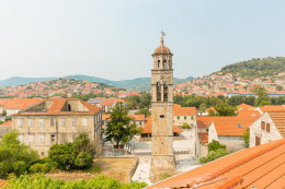 Blato - věž kostela Všech svatých, ostrov Korčula, Chorvatsko