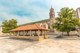 Blato - arkády u kostela Všech svatých ze 17.st., ostrov Korčula, Chorvatsko