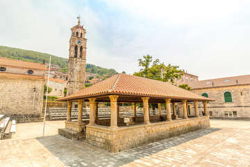 Blato - arkády u kostela Všech Svatých ze 17.st., ostrov Korčula, Chorvatsko