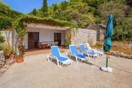 Apartmán Vlaho II - terasa (foto před výměnou oken a zahradního nábytku), jižní zátoky, ostrov Hvar, Chorvatsko