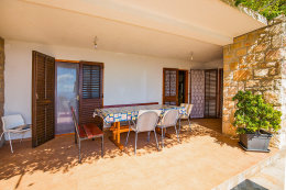 Apartmán Vlaho II - terasa (foto před výměnou oken a zahradního nábytku), jižní zátoky, ostrov Hvar, Chorvatsko