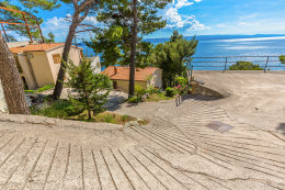 Apartmány Ivana - cesta od parkoviště k domu, Brela, Makarská riviéra, Chorvatsko