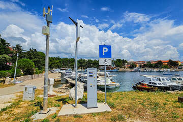 Mandre - placené parkoviště v přístavišti, ostrov Pag, Chorvatsko