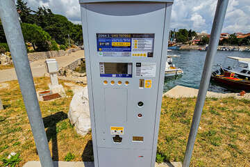 Mandre - placené parkoviště v přístavišti, ostrov Pag, Chorvatsko