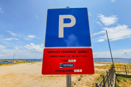 Mandre - placené parkoviště v přístavišti, ostrov Pag, Chorvatsko