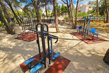 Mandre - hřiště pro dospělé v borovém lesíku nad přístavem, ostrov Pag, Chorvatsko