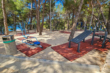 Mandre - hřiště pro dospělé v borovém lesíku nad přístavem, ostrov Pag, Chorvatsko