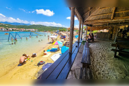 Písečná pláž Planjka, Stará Novalja, ostrov Pag, Chorvatsko