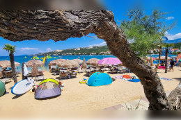 Písečná pláž Planjka, Stará Novalja, ostrov Pag, Chorvatsko