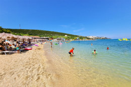 Písečná pláž Planjka, Stará Novalja, ostrov Pag, Chorvatsko