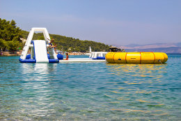 Stomorska - nafukovací atrakce pro děti, ostrov Šolta, Chorvatsko